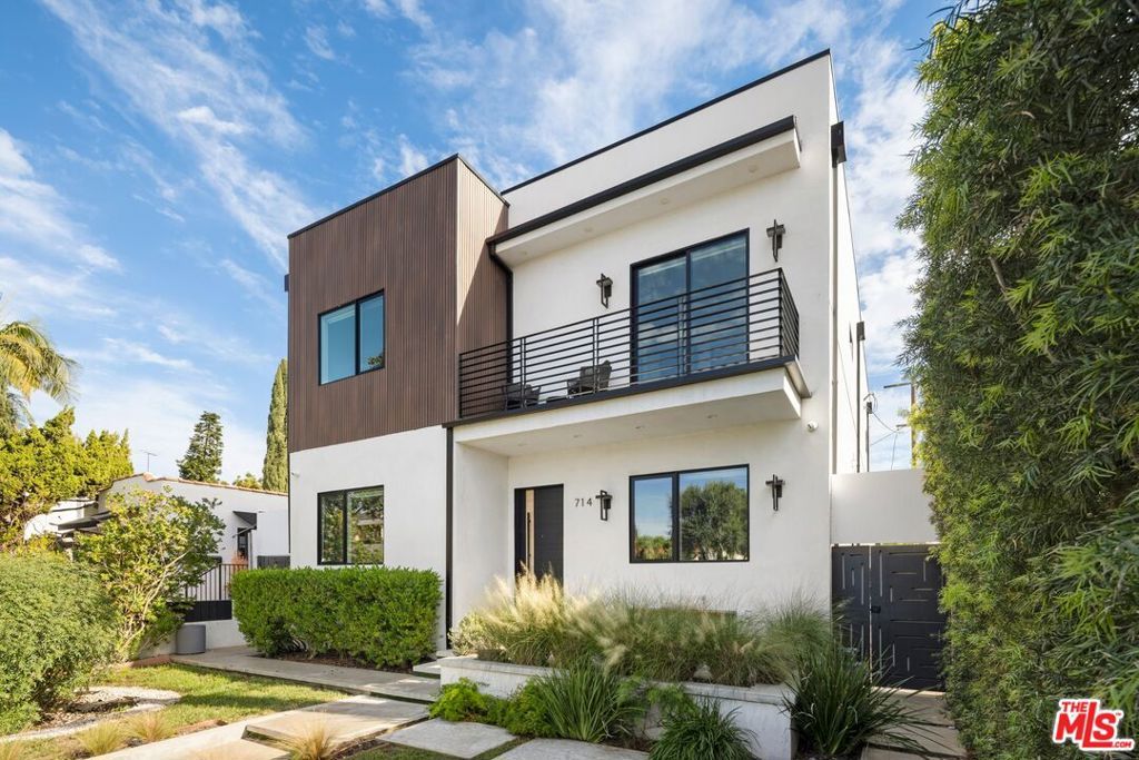 Photo of 714 N La Jolla Avenue, Los Angeles, CA 90046 (MLS # 25618957)