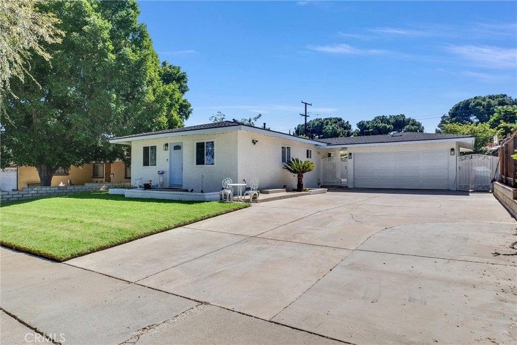 Photo of 1134 Redwood ST, Corona, CA 92879 (MLS # CV26192358)