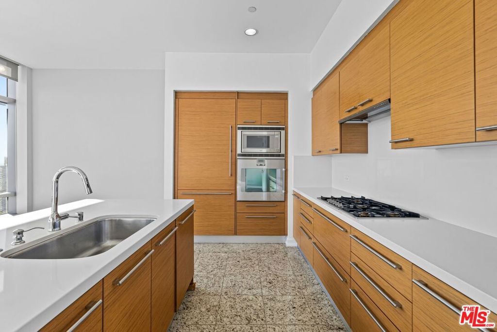 900 W Olympic Boulevard 31C