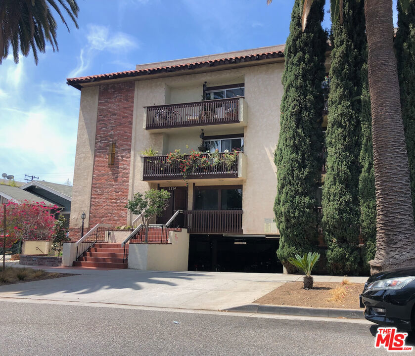 Enjoy Santa Monica living in this north of Wilshire well maintained, upgraded 3 bedroom 2 bath unit with its own 2 car gated parking. This is a spacious unit with an open living room and dining room that flows onto the large balcony. The kitchen comes with its own appliances and plenty of counter and cupboard space. All 3 bedrooms are spacious and have lots of natural light. You are a few blocks to everything Santa Monica has to offer. Shopping, restaurants, and theaters on Montana and the Third Street Promenade, the beach, parks, schools, and so much more.