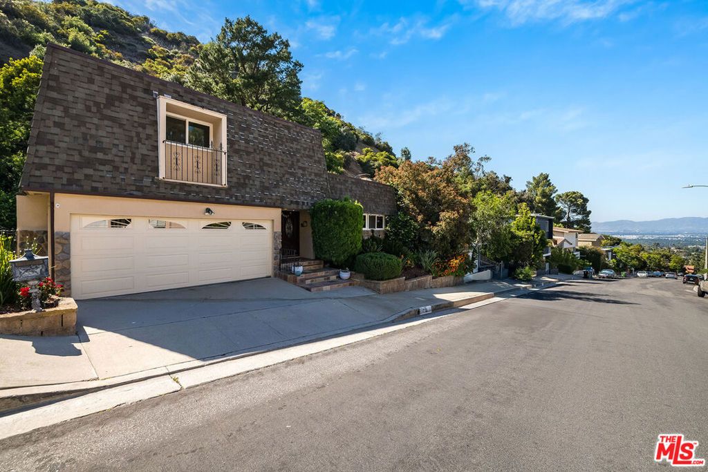 Photo of 17121 Escalon Drive, Encino, CA 91436 (MLS # 25543415)