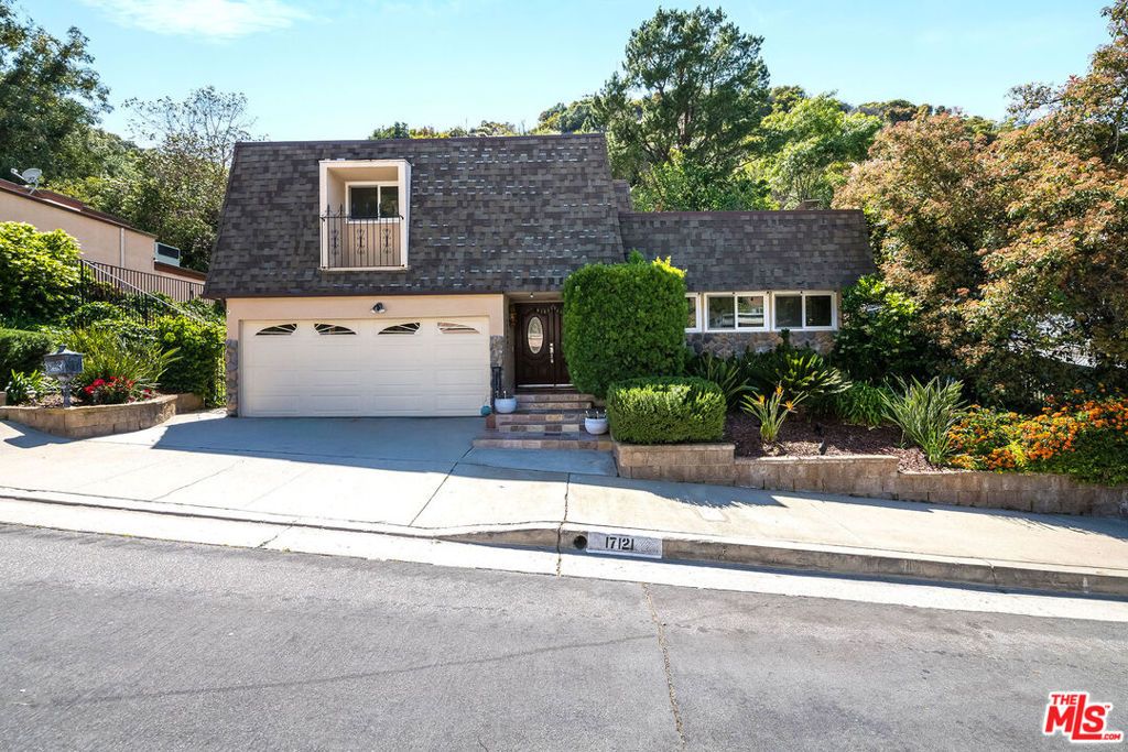 Photo of 17121 Escalon Drive, Encino, CA 91436 (MLS # 25543415)