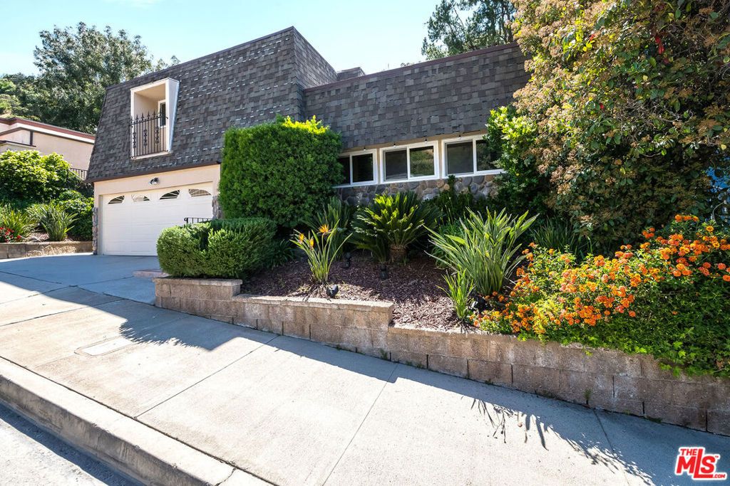 Photo of 17121 Escalon Drive, Encino, CA 91436 (MLS # 25543415)