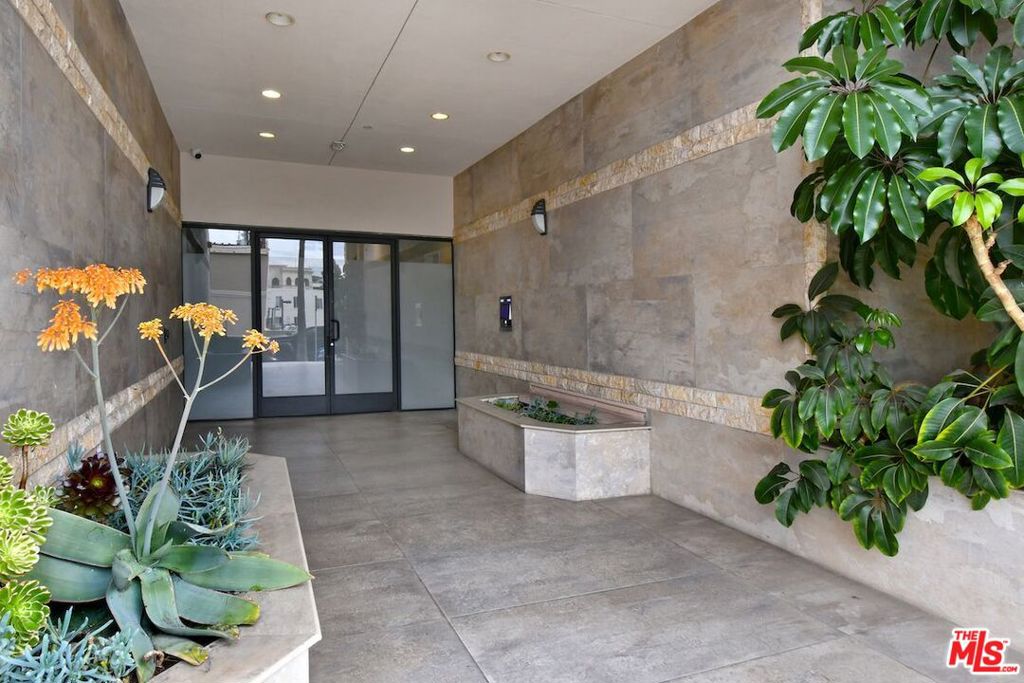 118 S Kenwood Street 305