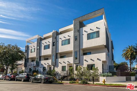 Photo of 495 N St Andrews Place, Los Angeles, CA 90004 (MLS # 26828533)