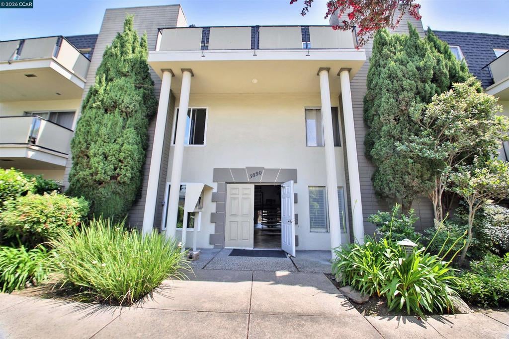 3090 Los Prados St