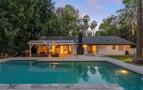 Photo of 20183 Allentown Drive, Woodland Hills, CA 91364 (MLS # SR26030468)