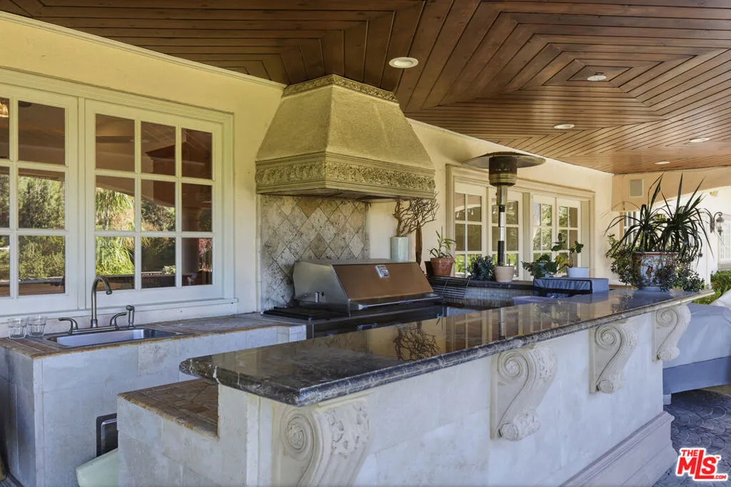 Tarzana, California 91356, United States, 4 Bedrooms Bedrooms, ,3 BathroomsBathrooms,Residential,Active,255018