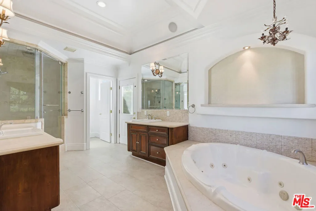 Tarzana, California 91356, United States, 4 Bedrooms Bedrooms, ,3 BathroomsBathrooms,Residential,Active,255018