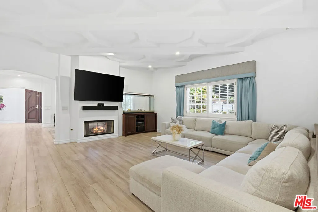 Tarzana, California 91356, United States, 4 Bedrooms Bedrooms, ,3 BathroomsBathrooms,Residential,Active,255018