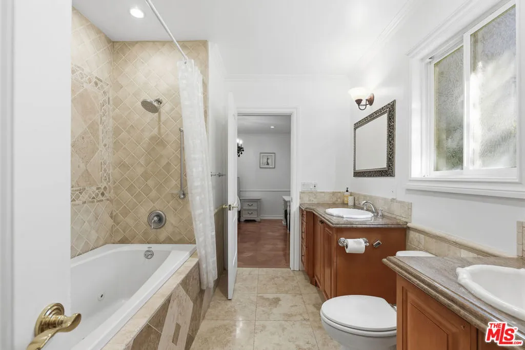 Tarzana, California 91356, United States, 4 Bedrooms Bedrooms, ,3 BathroomsBathrooms,Residential,Active,255018