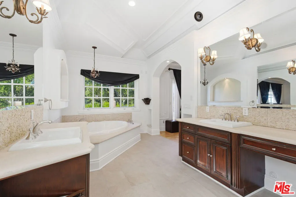 Tarzana, California 91356, United States, 4 Bedrooms Bedrooms, ,3 BathroomsBathrooms,Residential,Active,255018