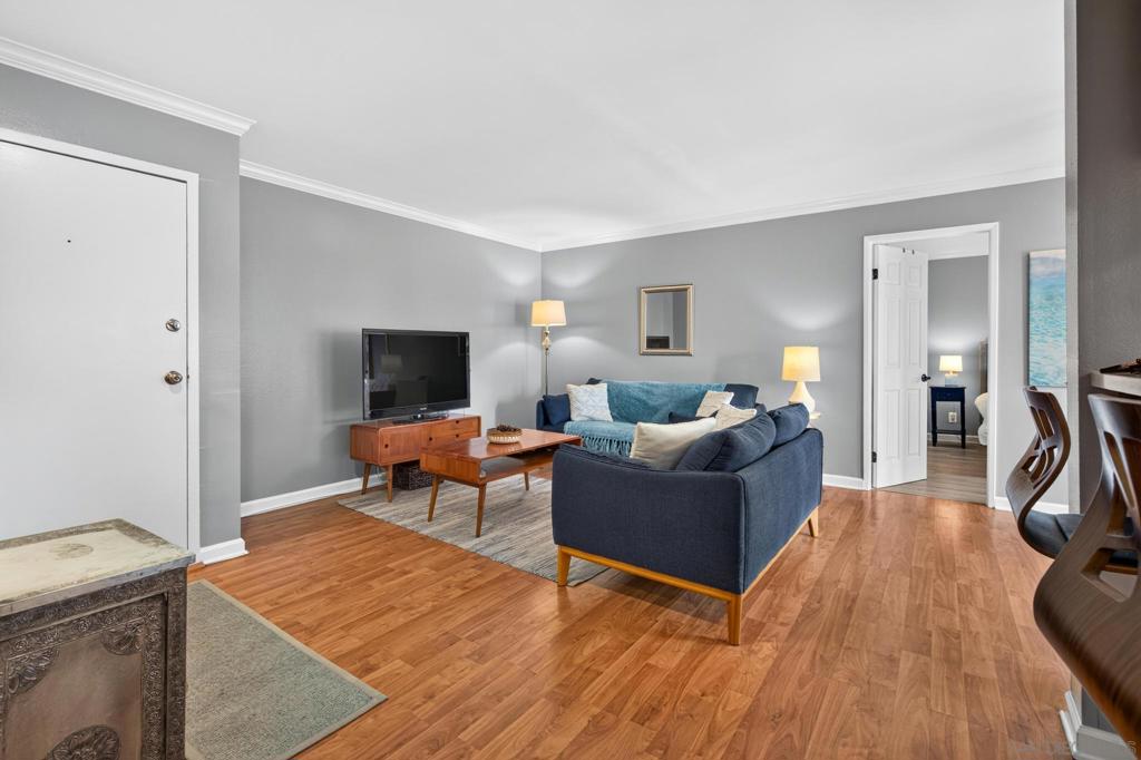 6924 Hyde Park 220