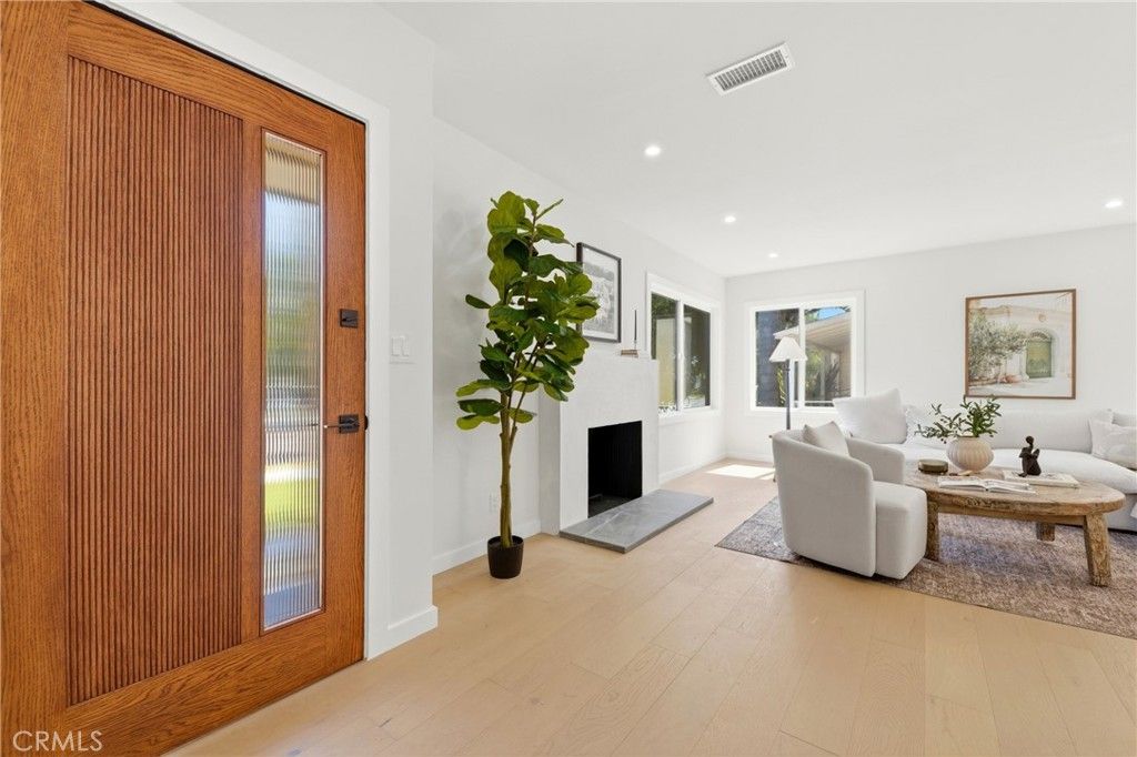 Photo of 2563 S Bentley Ave, Los Angeles, CA 90064 (MLS # OC26066269)