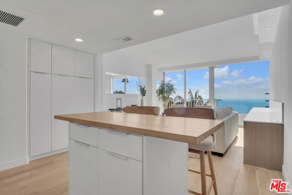 Photo of 17350 W Sunset Boulevard #303, Pacific Palisades, CA 90272 (MLS # 25612633)