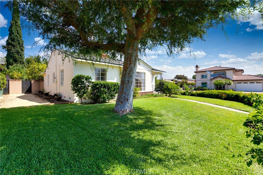 8925 Youngdale