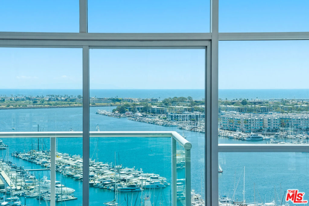 13700 Marina Pointe Drive 1903