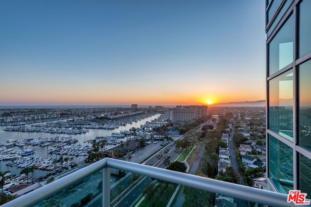 13700 Marina Pointe Drive 1903