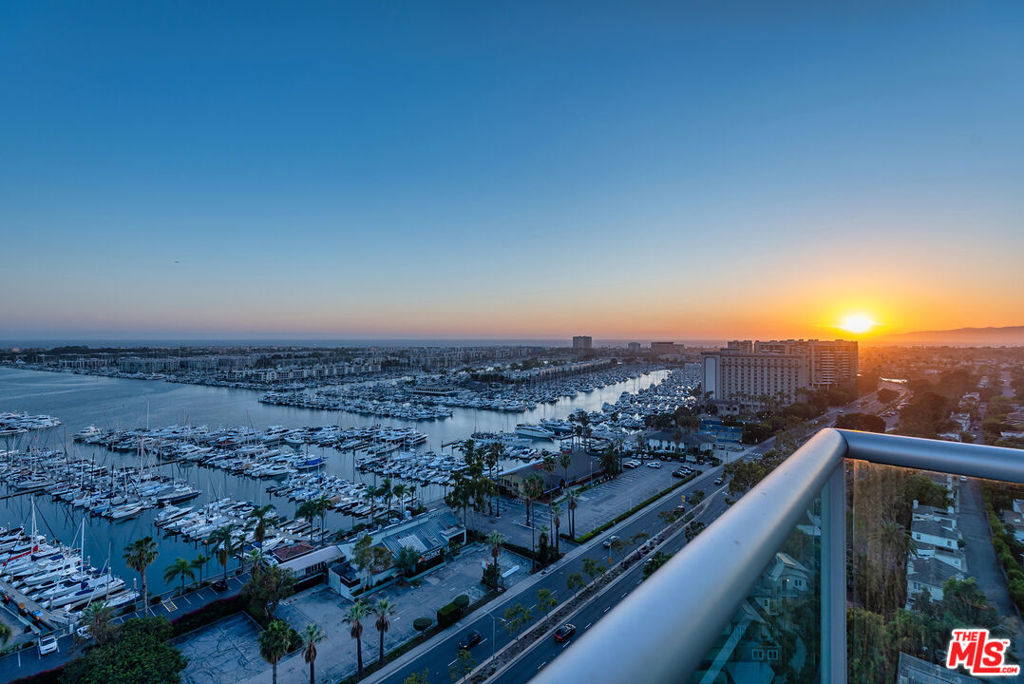 13700 Marina Pointe Drive 1903