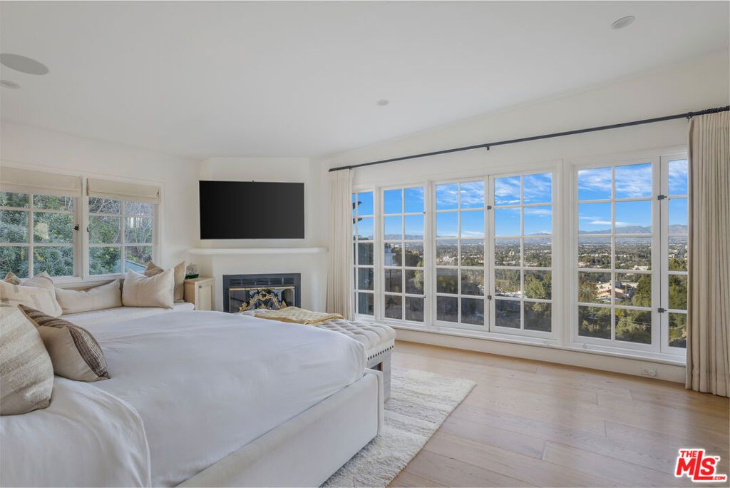 listing image 130726399316176569555