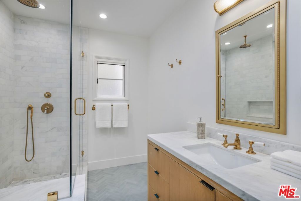 listing image 130720401799593493830