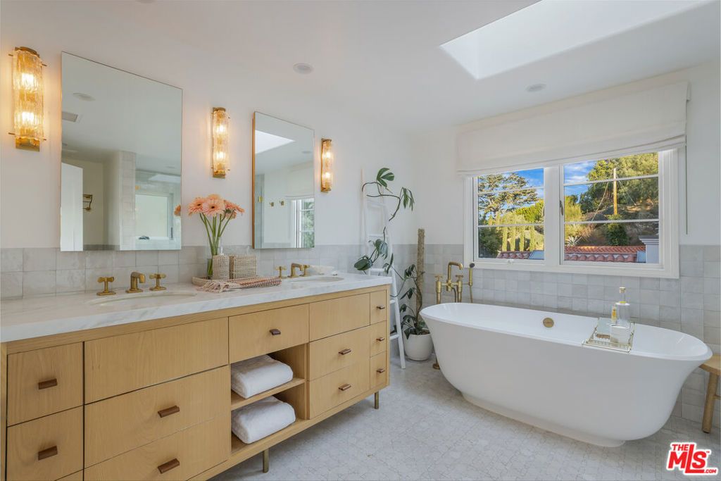 listing image 130729632976055590022