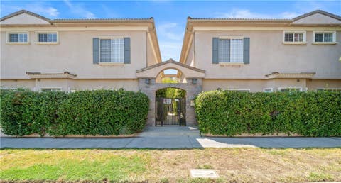 Photo of 11808 Riverside Drive #3, Valley Village, CA 91607 (MLS # SR26180329)