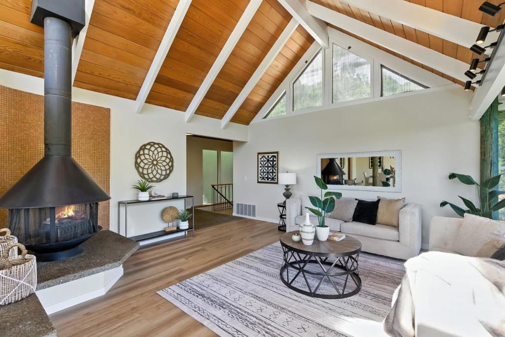 3909 Pepper Tree Court