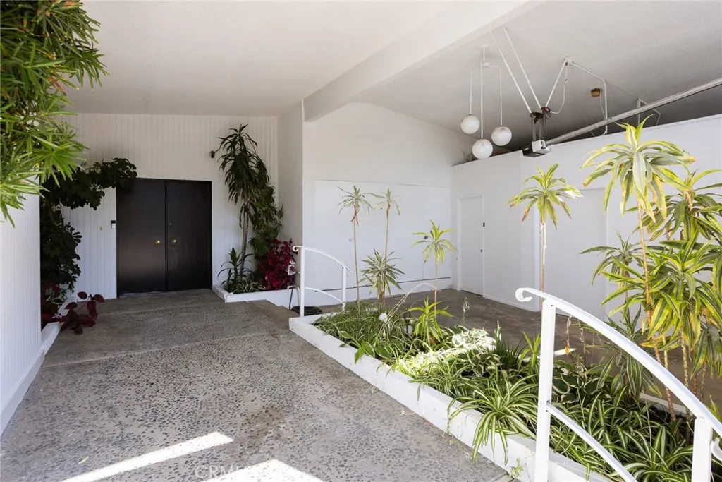 Sherman Oaks, California 91403, United States, 3 Bedrooms Bedrooms, ,3 BathroomsBathrooms,Residential,Active,193627