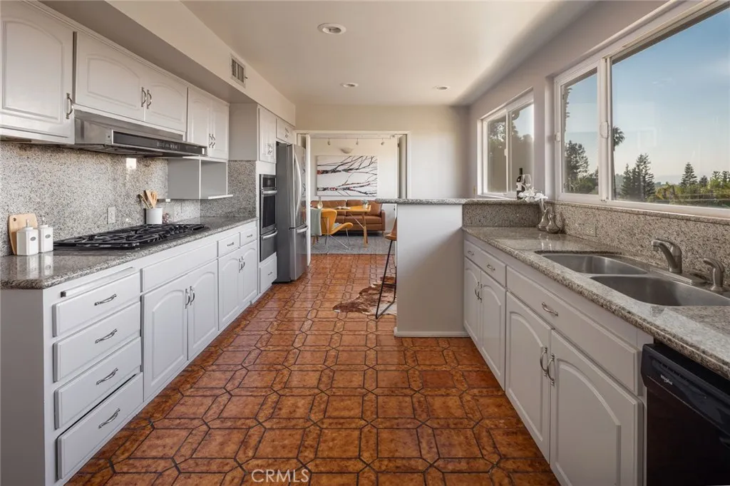 Sherman Oaks, California 91403, United States, 3 Bedrooms Bedrooms, ,3 BathroomsBathrooms,Residential,Active,193627