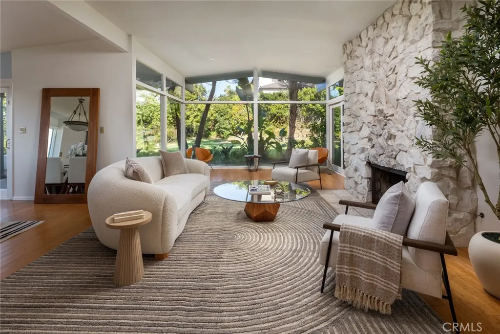 Sherman Oaks, California 91403, United States, 3 Bedrooms Bedrooms, ,3 BathroomsBathrooms,Residential,Active,193627