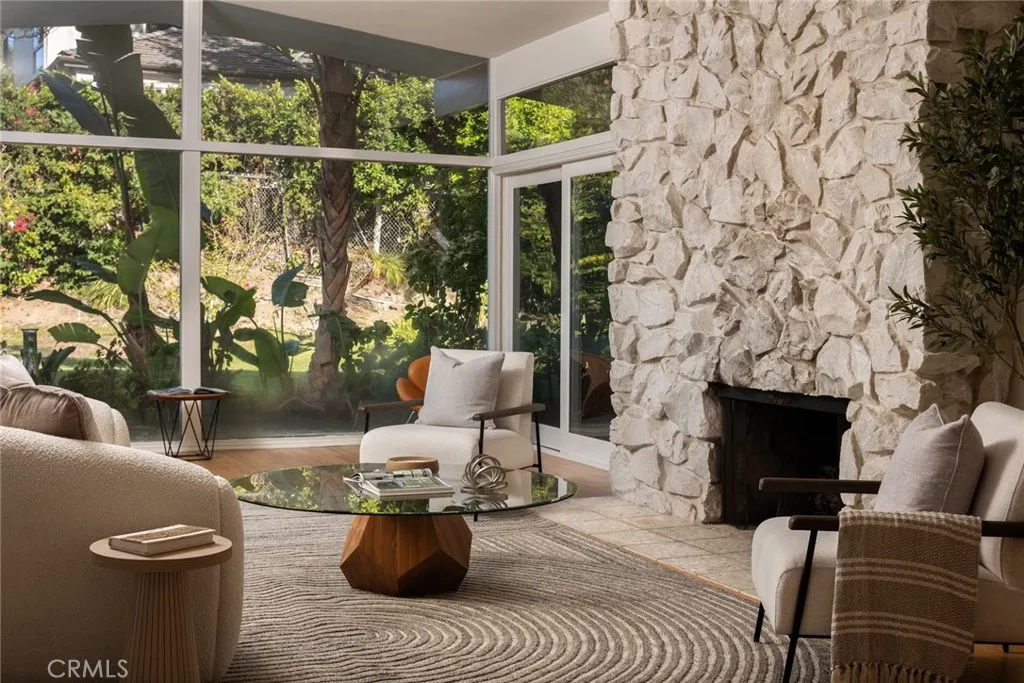 Sherman Oaks, California 91403, United States, 3 Bedrooms Bedrooms, ,3 BathroomsBathrooms,Residential,Active,193627