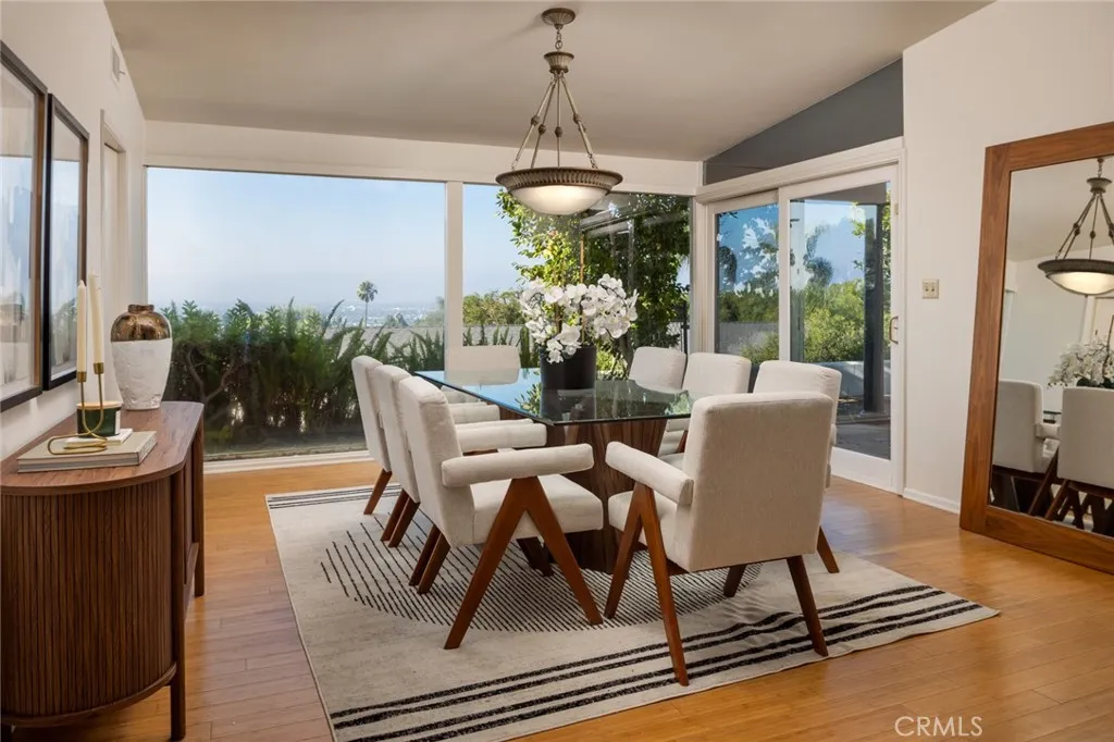 Sherman Oaks, California 91403, United States, 3 Bedrooms Bedrooms, ,3 BathroomsBathrooms,Residential,Active,193627