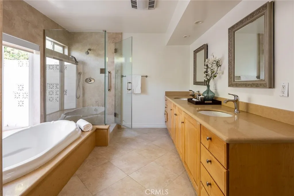 Sherman Oaks, California 91403, United States, 3 Bedrooms Bedrooms, ,3 BathroomsBathrooms,Residential,Active,193627