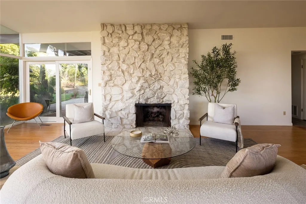 Sherman Oaks, California 91403, United States, 3 Bedrooms Bedrooms, ,3 BathroomsBathrooms,Residential,Active,193627