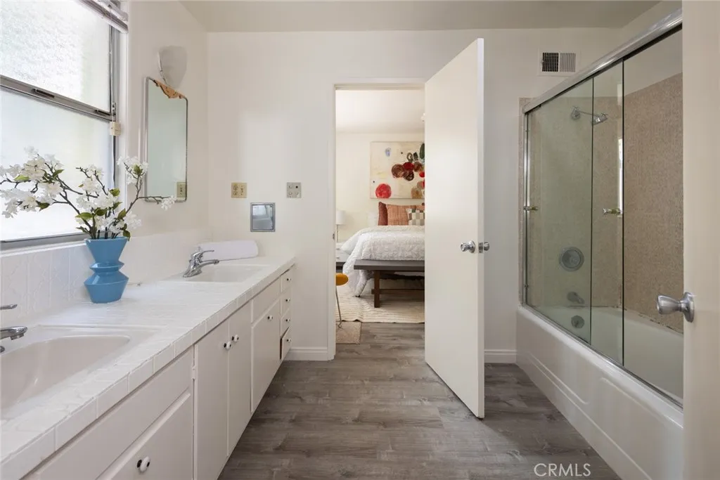 Sherman Oaks, California 91403, United States, 3 Bedrooms Bedrooms, ,3 BathroomsBathrooms,Residential,Active,193627