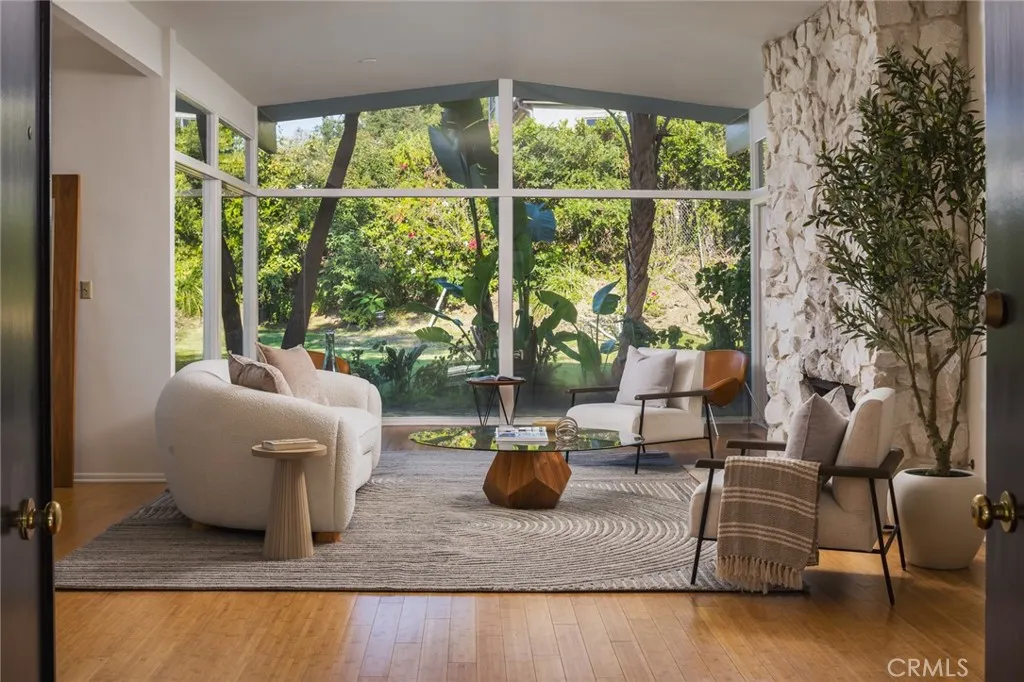 Sherman Oaks, California 91403, United States, 3 Bedrooms Bedrooms, ,3 BathroomsBathrooms,Residential,Active,193627