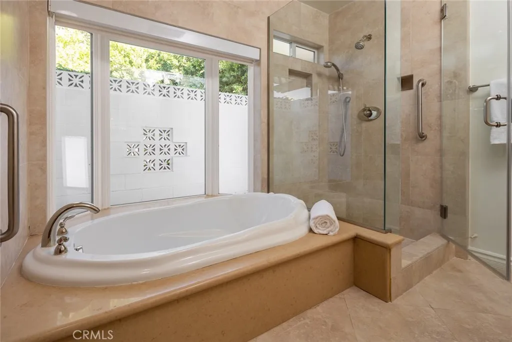 Sherman Oaks, California 91403, United States, 3 Bedrooms Bedrooms, ,3 BathroomsBathrooms,Residential,Active,193627