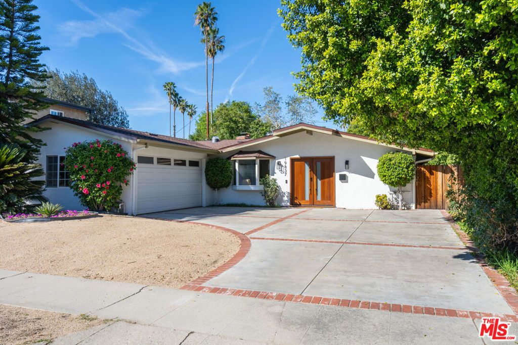 Photo of 19837 Gilmore Street, Woodland Hills, CA 91367 (MLS # 26671731)