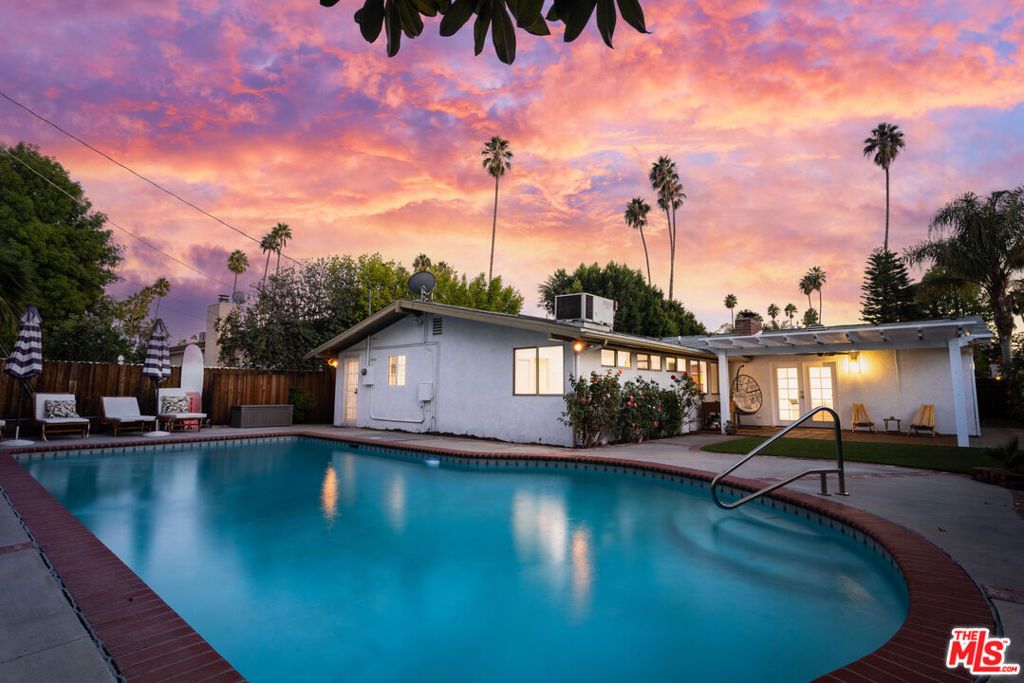 Photo of 19837 Gilmore Street, Woodland Hills, CA 91367 (MLS # 26671731)