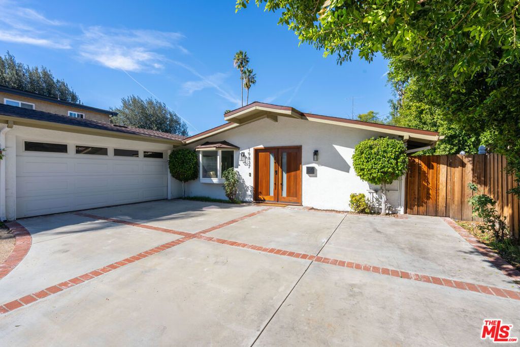 Photo of 19837 Gilmore Street, Woodland Hills, CA 91367 (MLS # 26671731)