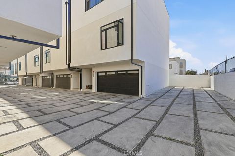 Photo of 6511 N Contour Lane, North Hollywood, CA 91606 (MLS # SR26086256)