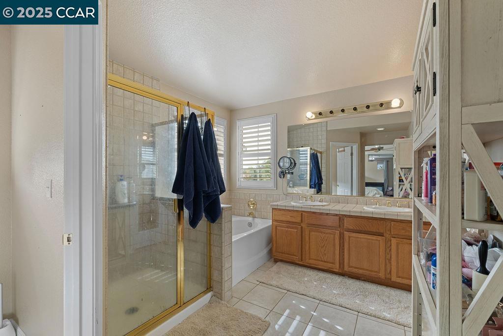 LYON GROVES - Residential