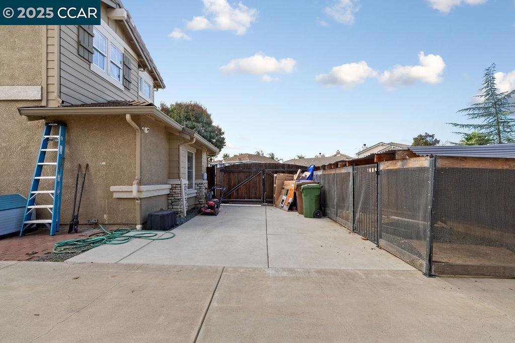 LYON GROVES - Residential