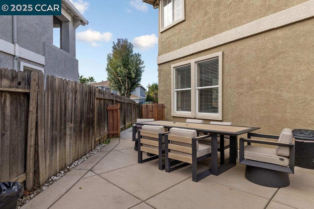 LYON GROVES - Residential