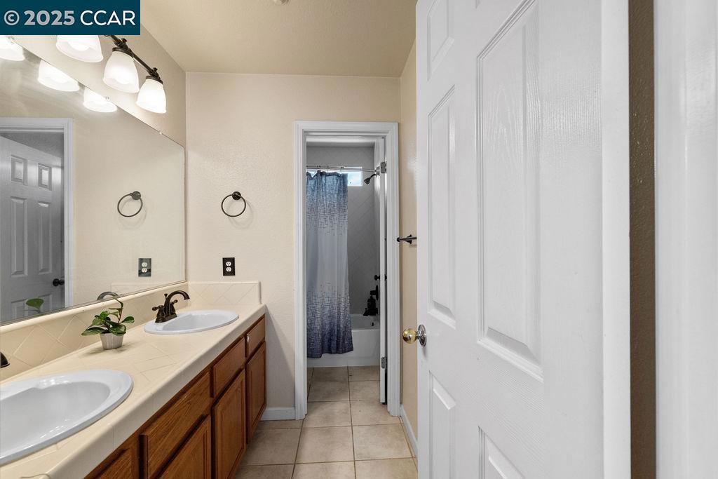 LYON GROVES - Residential