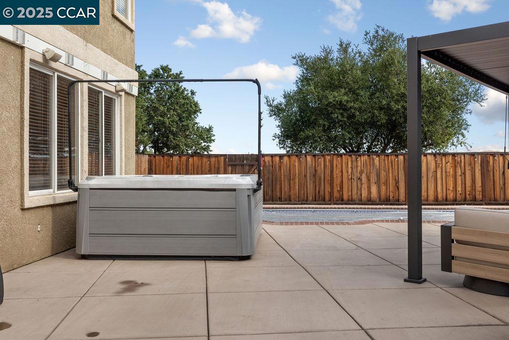 LYON GROVES - Residential