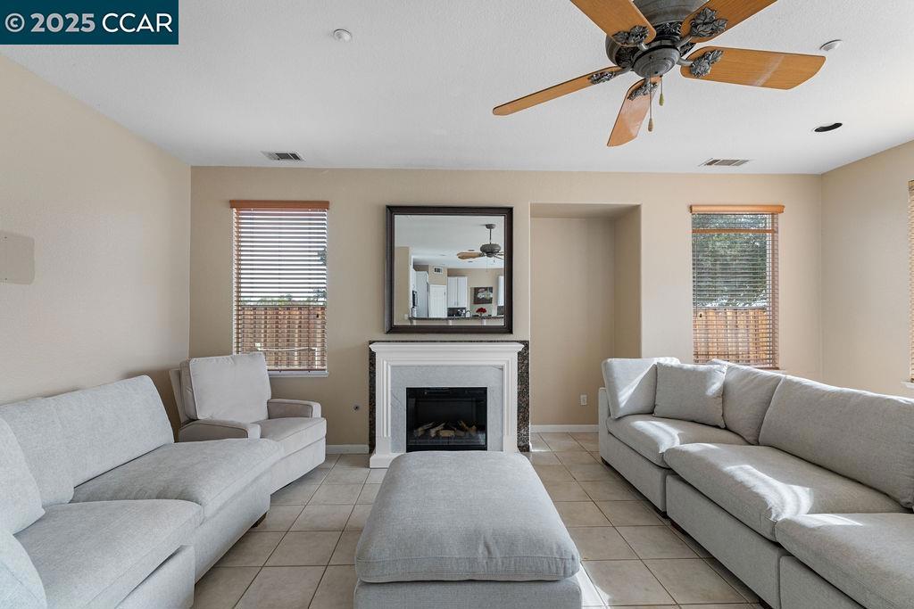 LYON GROVES - Residential