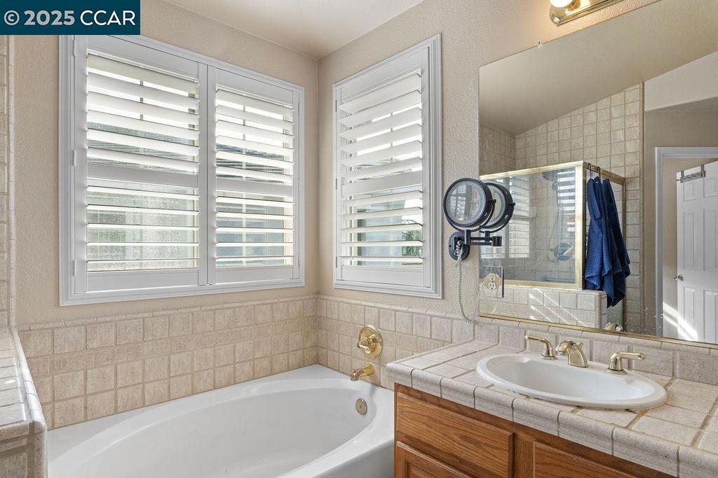 LYON GROVES - Residential