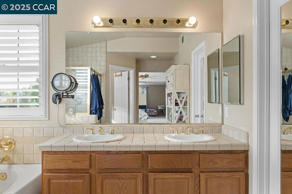 LYON GROVES - Residential